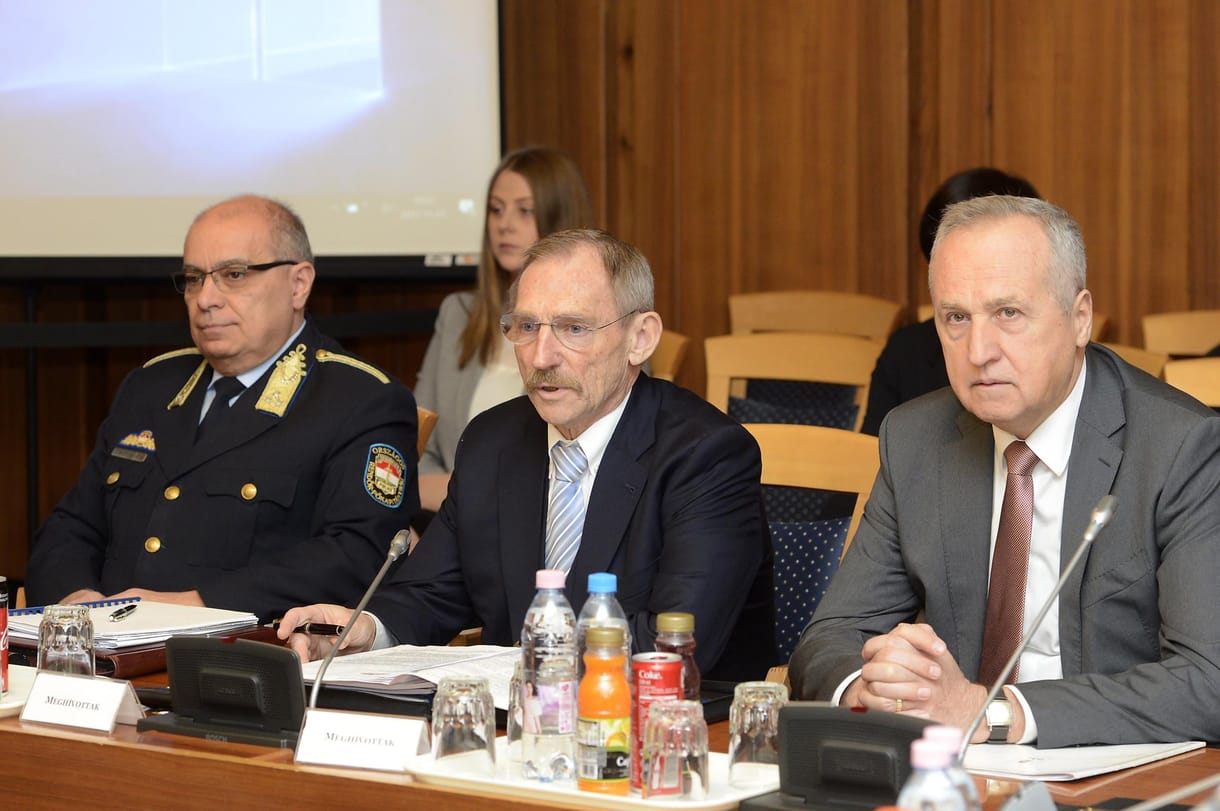 Pár hete Pintér szót sem ejtett a Soros-tervről, most meg már államtitok a jelentés