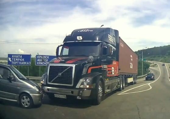 Nem csak a reklámban áll meg úgy a Volvo kamionja, mintha betonba ragadna