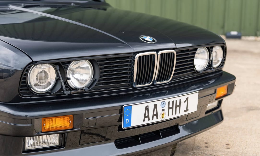 31 éves időkapszulaként vár új gazdára ez a szuperritka régi BMW M3 kabrió