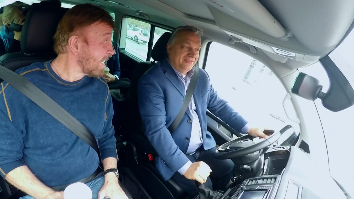 Ajándékot kapott Orbántól Chuck Norris