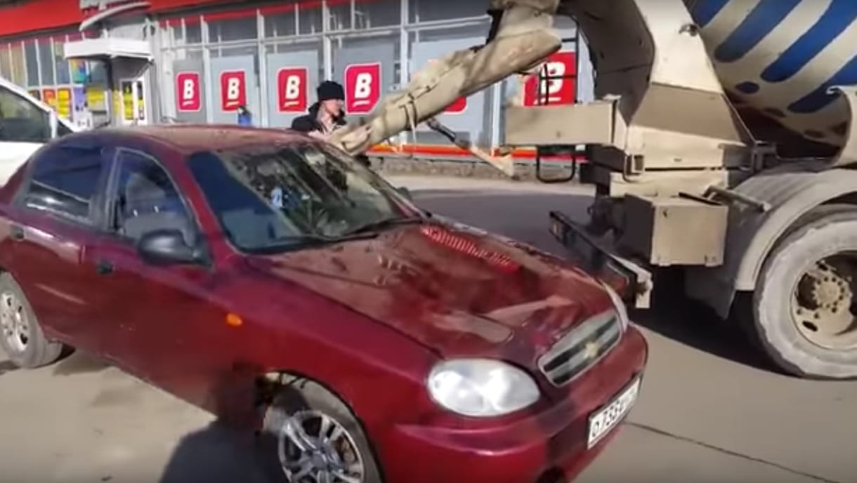 Nevet akart változtatni a feleség, a férj betonnal töltötte fel az autóját – videó