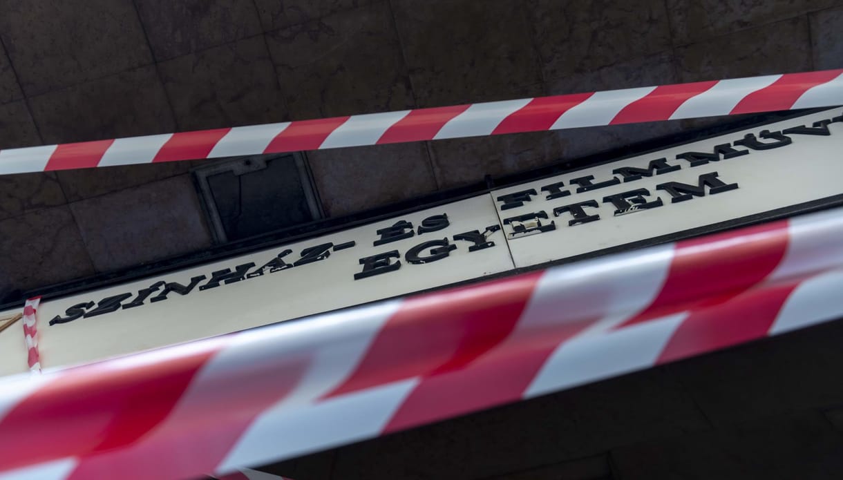Az én hetem: Péterfy Gergely nem lett covidos, de őrt áll az SZFE homlokzatán