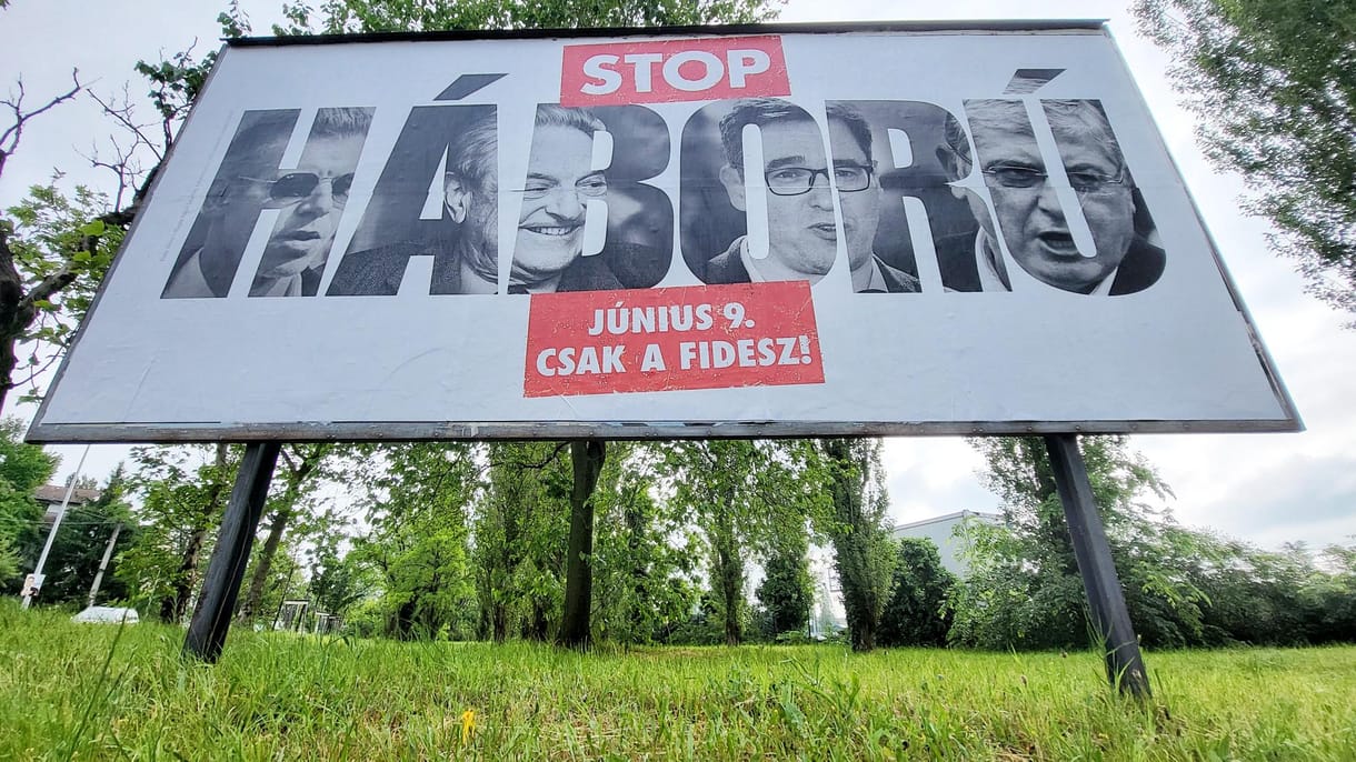 Irányt váltott a Fidesz kampánya: a háborús plakátok után itt vannak a békések