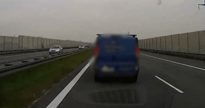 Teljesen érthetetlen ez a furgonos, aki nem hajlandó elengedni a mentőt – videó
