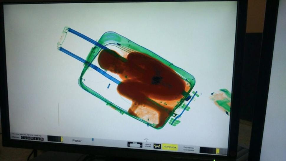 Maradhat a bőröndben becsempészett afrikai kisfiú
