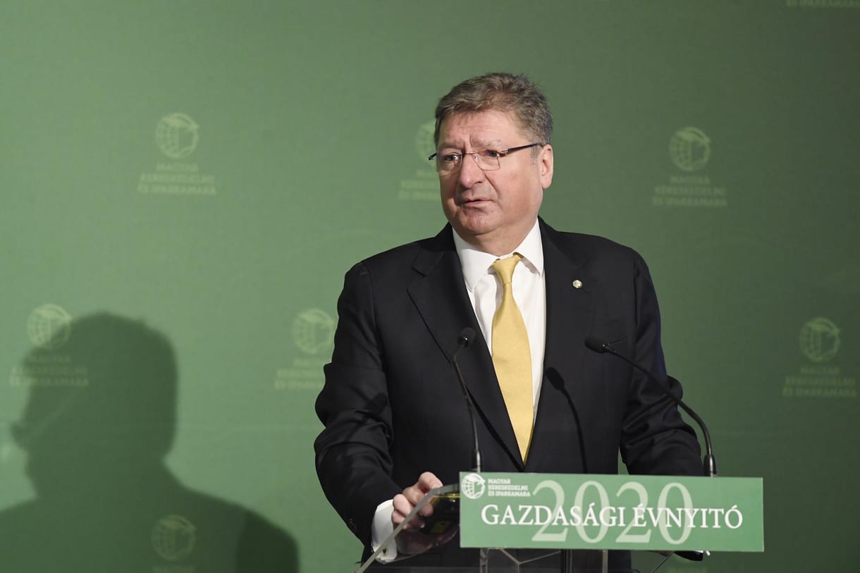 Parragh László épp interjút adott a katáról, amikor belehajtottak az autójába