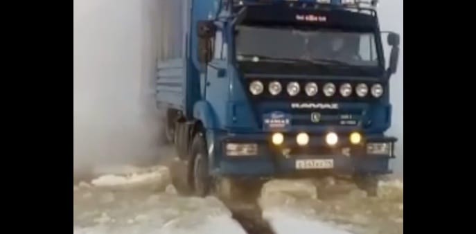 -50 Celsius-fokban, a befagyott folyókon vezetnek az orosz kamionosok – videó