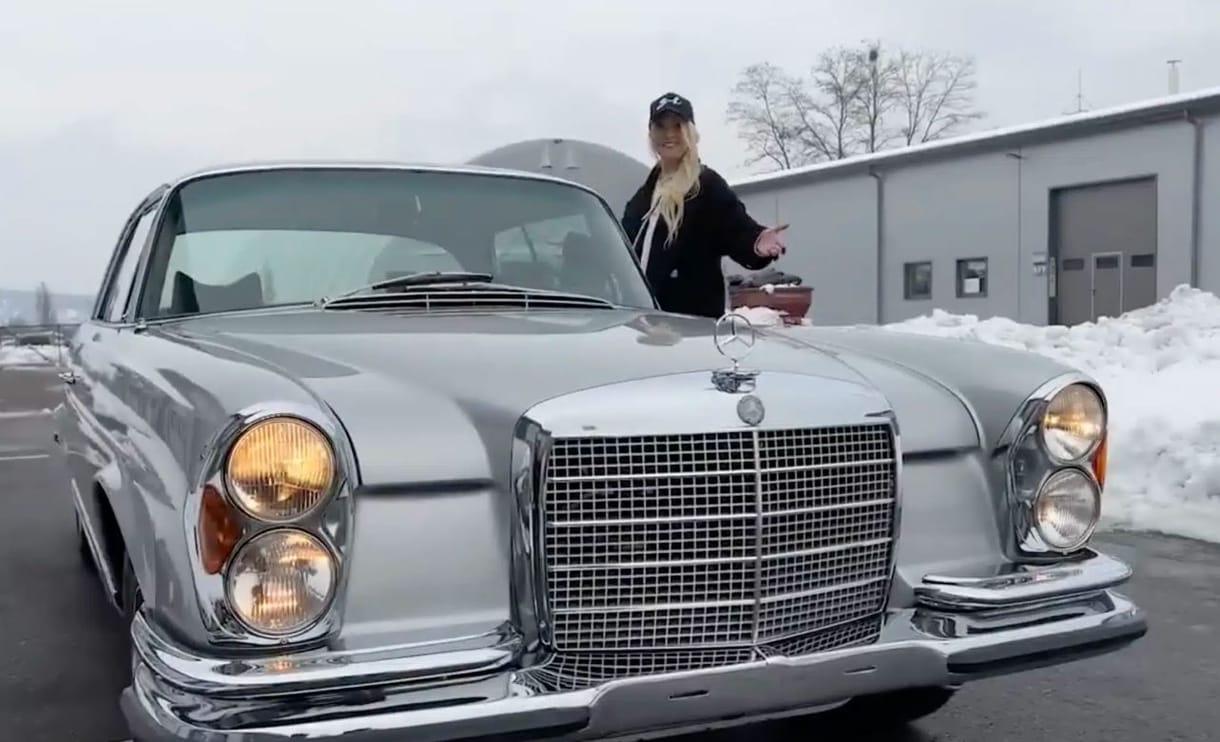 Tatabányán felújított, 180 millió forintos Mercedesről forgatott az egyik legismertebb női autós videós, Supercar Blondie