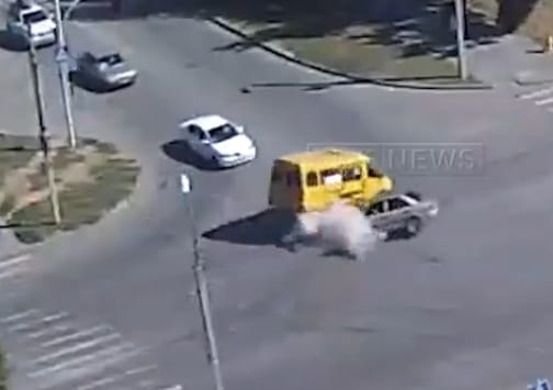 Telibe trafálta a tankot, hatalmas tűzgömb tört elő a kisbuszból - videó