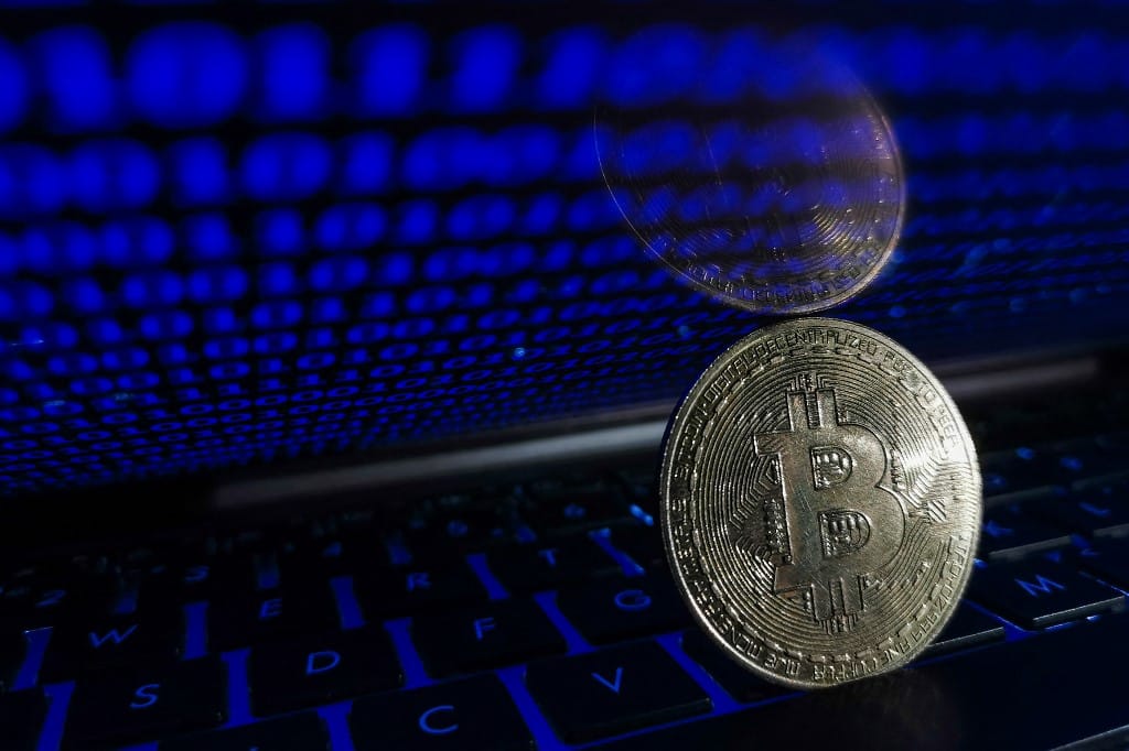 Csalók 1,5 millió fontot loptak egy brit vállalattól 20 perc alatt