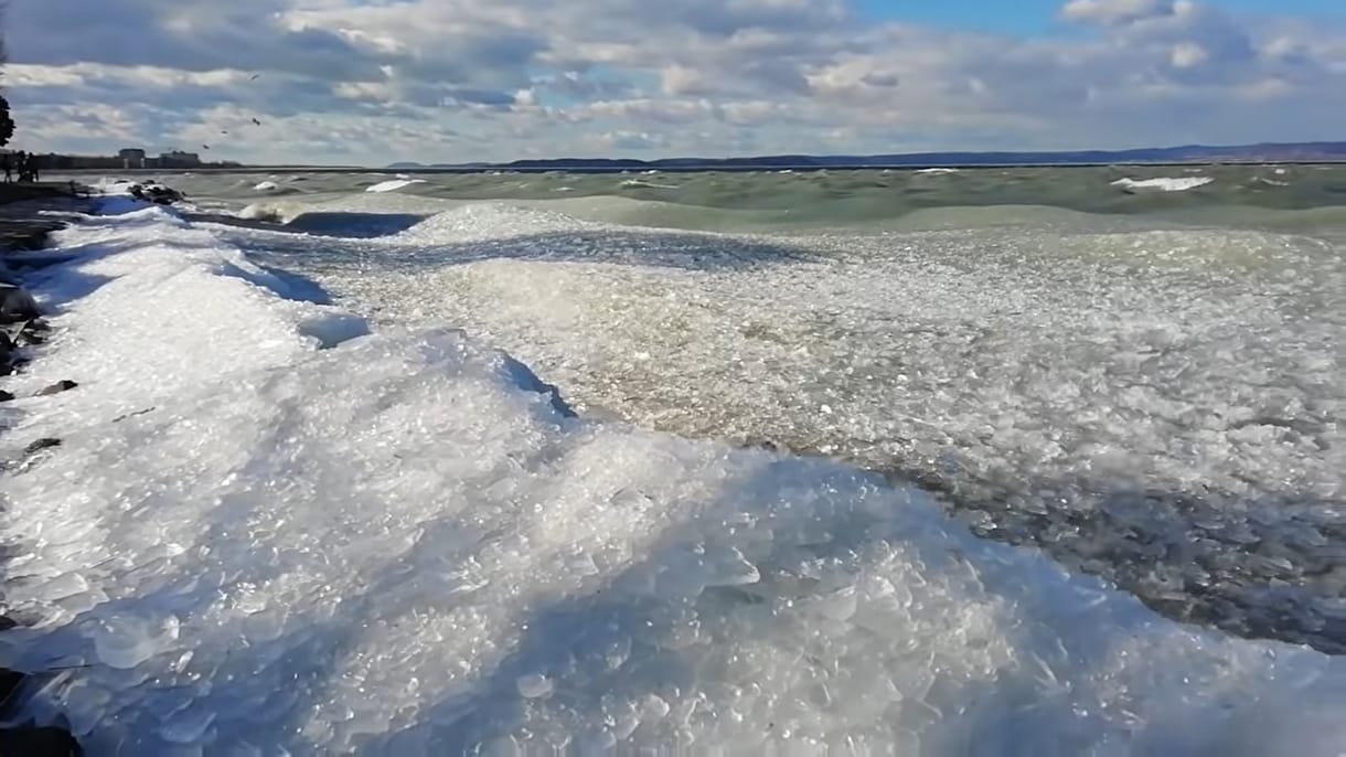 Összezúzta a Balaton jegét a hidegfront - videó