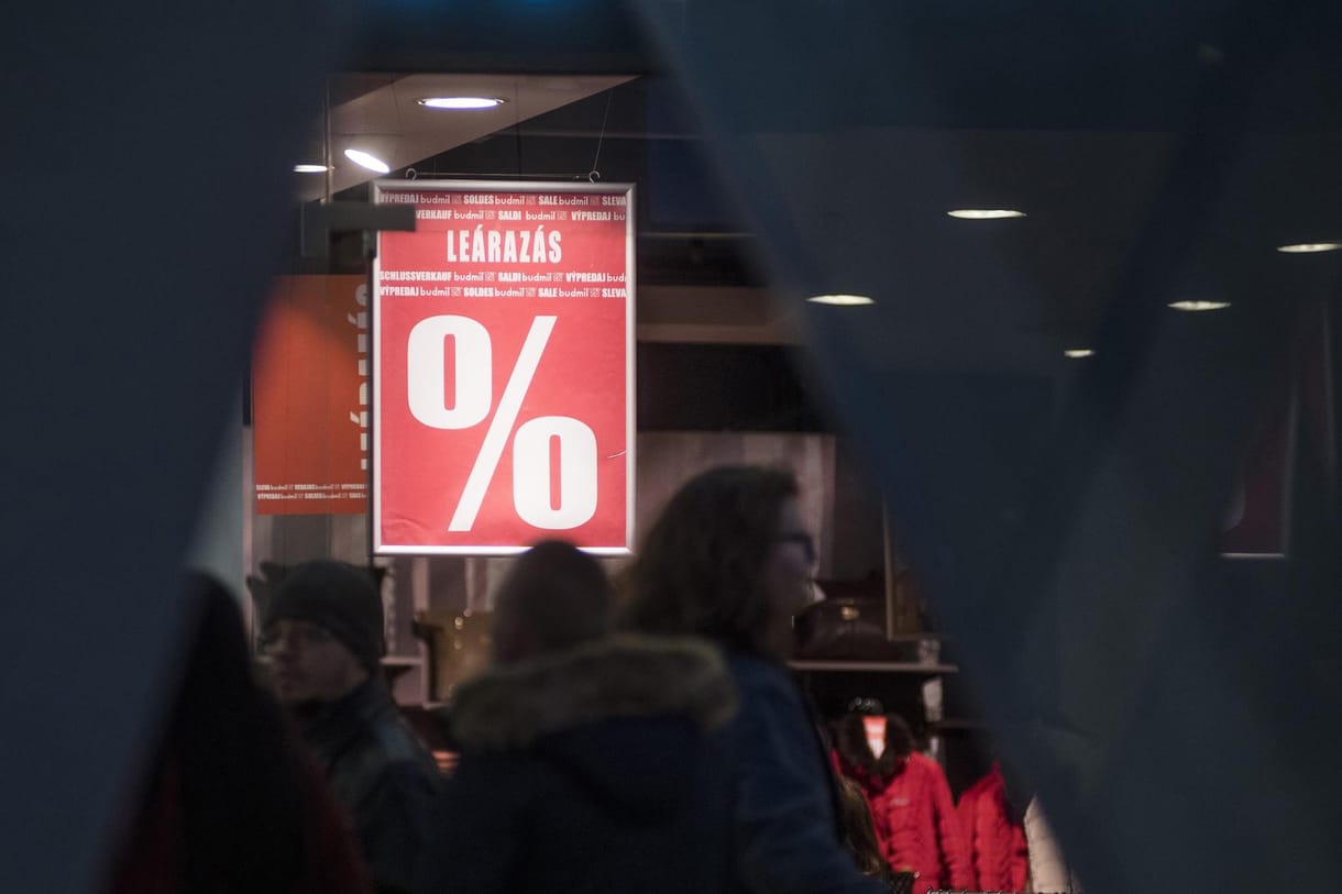 A bolt bejáratánál és az akciós újságban is fel kell tüntetni a kormány által kitalált kötelező akciót