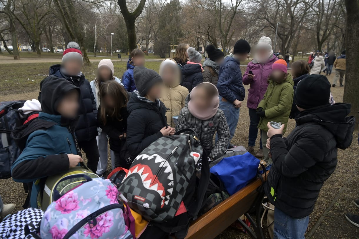 Munk Veronika: El a kezekkel a gyerekeinktől!