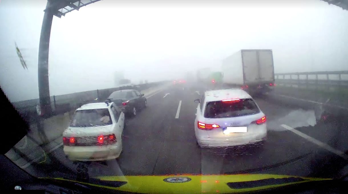 Befékezett az Audi sofőrje a balesethez igyekvő mentőautó előtt az M0-áson – videó