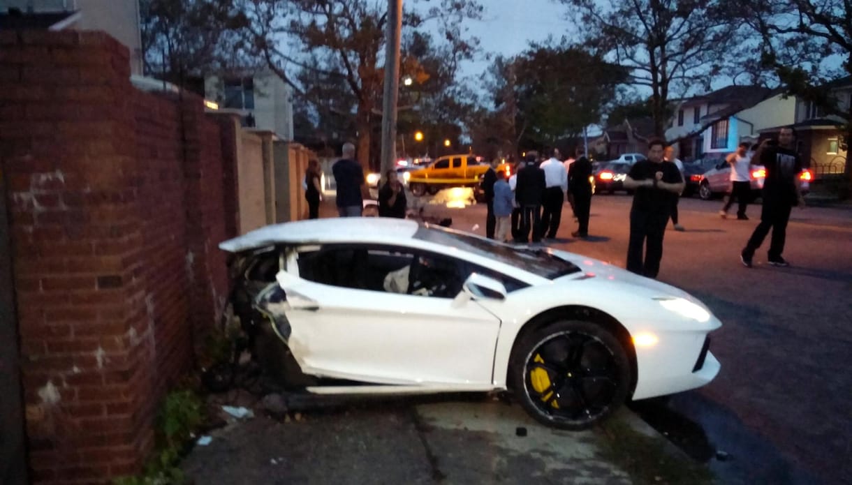 Szépen ketté vágta Lamborghinijét egy ámokfutó