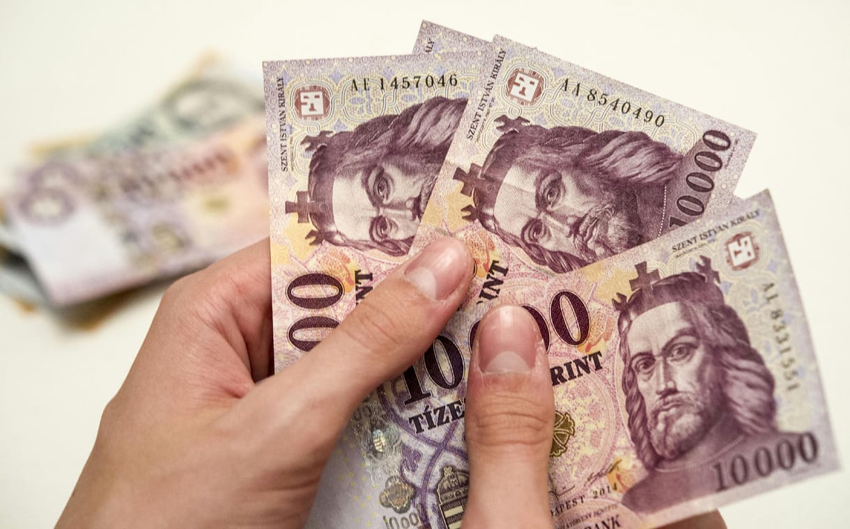 Az atyaúristenre hivatkozva fejnek meg vállalkozókat, és jól megélnek belőle, de néha lebuknak