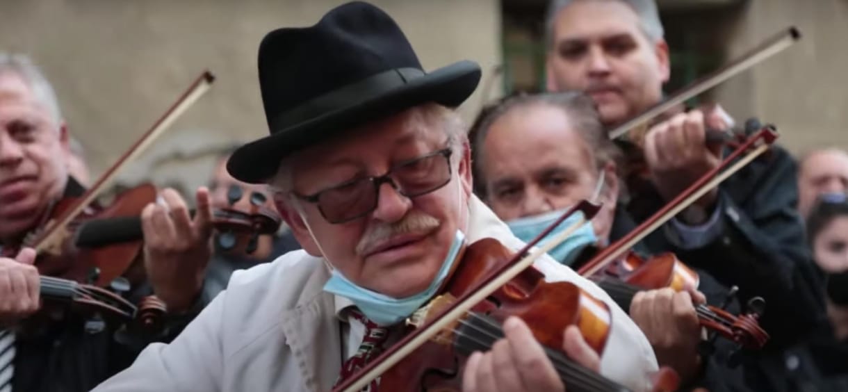 Sírtak a cigánymuzsikusok hegedűi az Emmi előtt