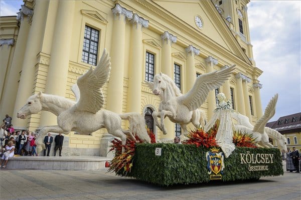 Pegazus, dinók, répahúzók: ilyenek voltak idén a debreceni virágkocsik – fotók