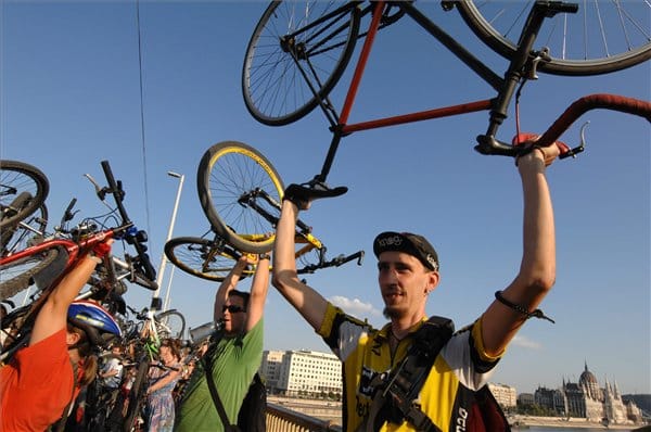 Critical Mass: a bringaemelés felejthetetlen pillanata videón