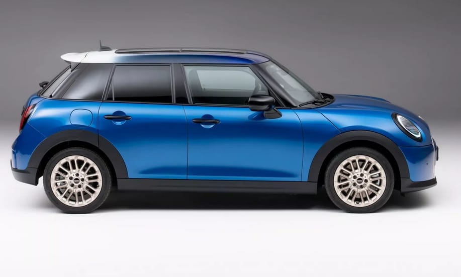 Lehet 2 ajtóval több? Itt a nagyobbra nőtt vadonatúj 5 ajtós Mini Cooper