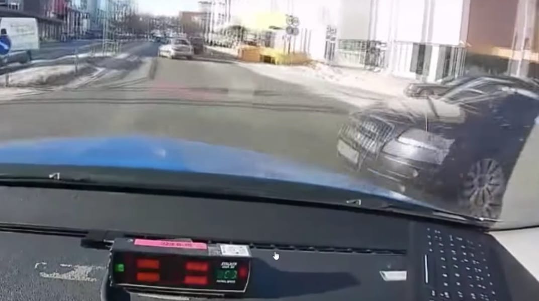 Mentőautóval ütközött az A6-os Audi, mindent felvett a kamera – videó