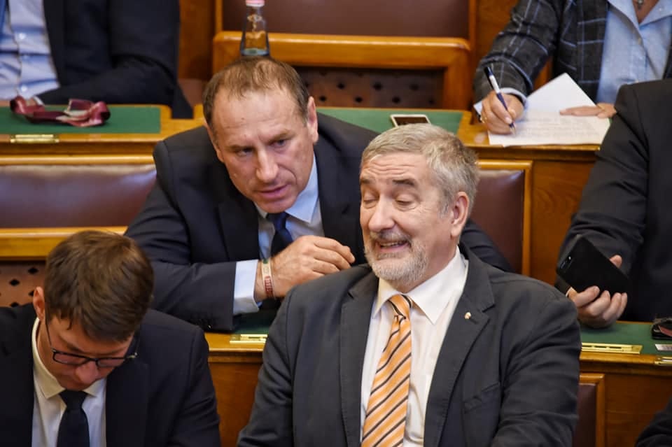 A fideszes Halász János drágább Mercedest vett, mint amennyit egész évben megkeresett