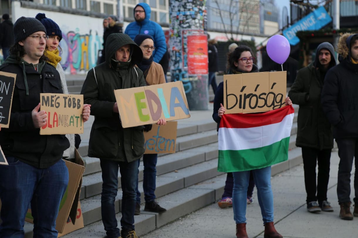 A berlini falig mentek a magyar tüntetők