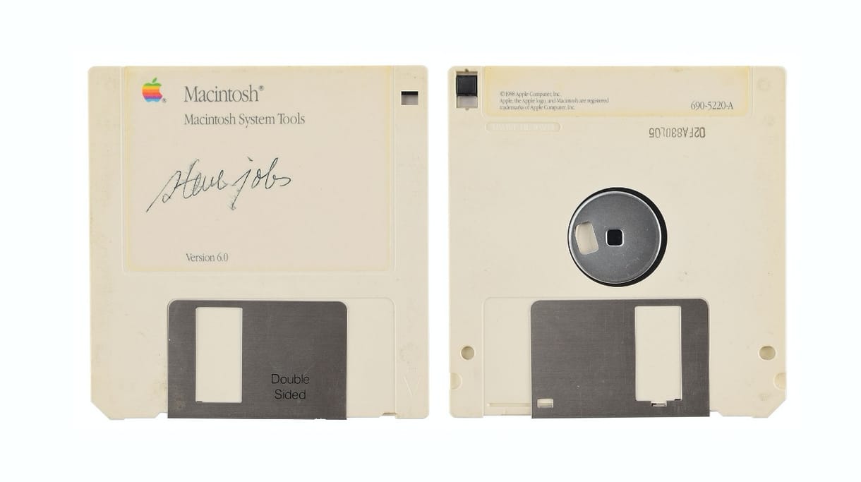 2,3 millió forintért cserélhet gazdát a flopilemez, amit Steve Jobs dedikált