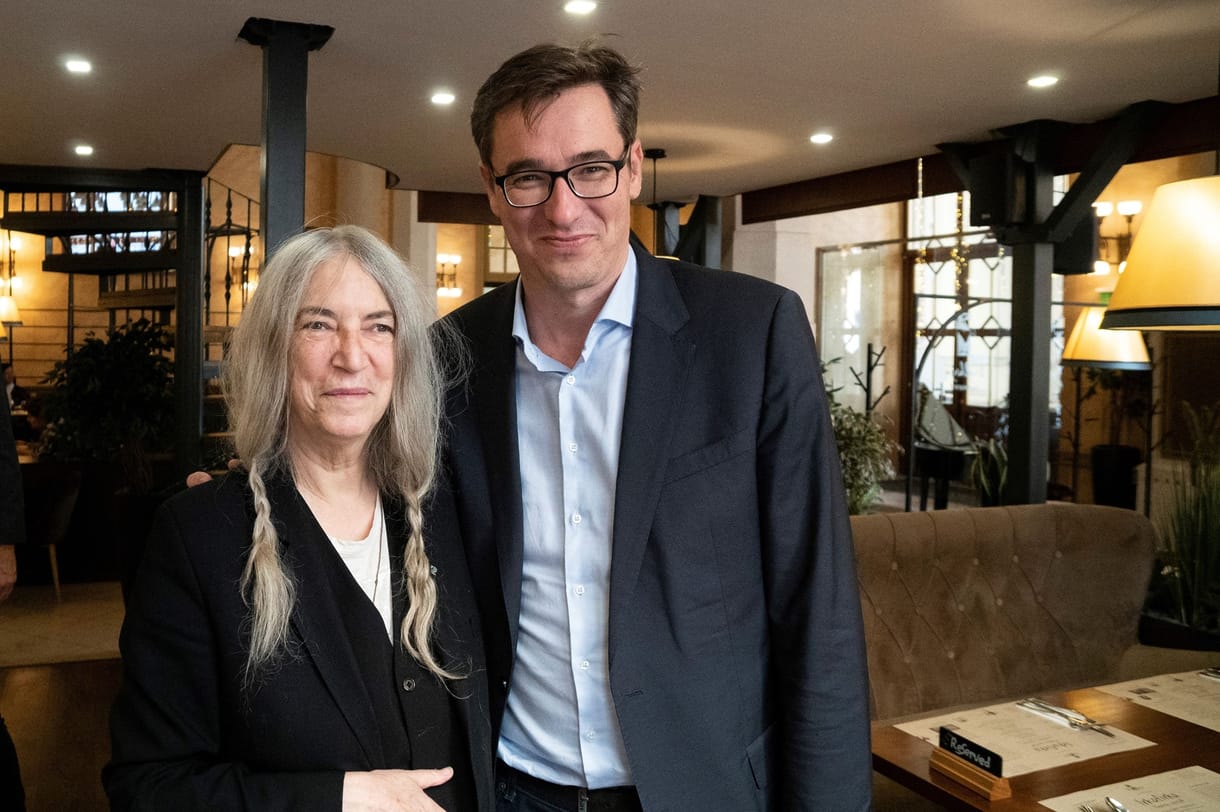 Karácsony Gergelynek összejött egy fotó Patti Smithszel