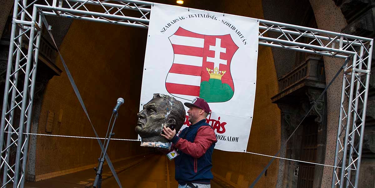 Vádat emeltek Dopeman ellen a szoborfej rugdosása miatt