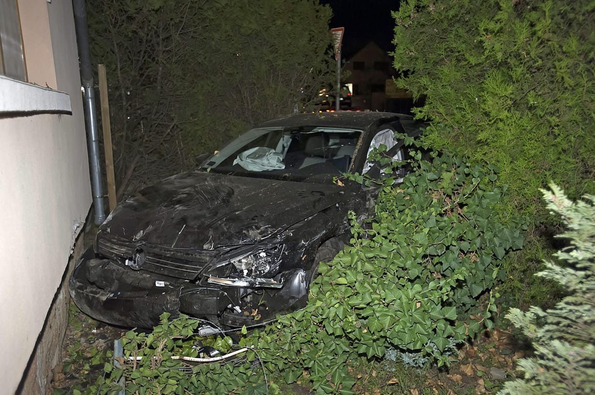 Fotó: a kertben kötött ki a VW Jetta
