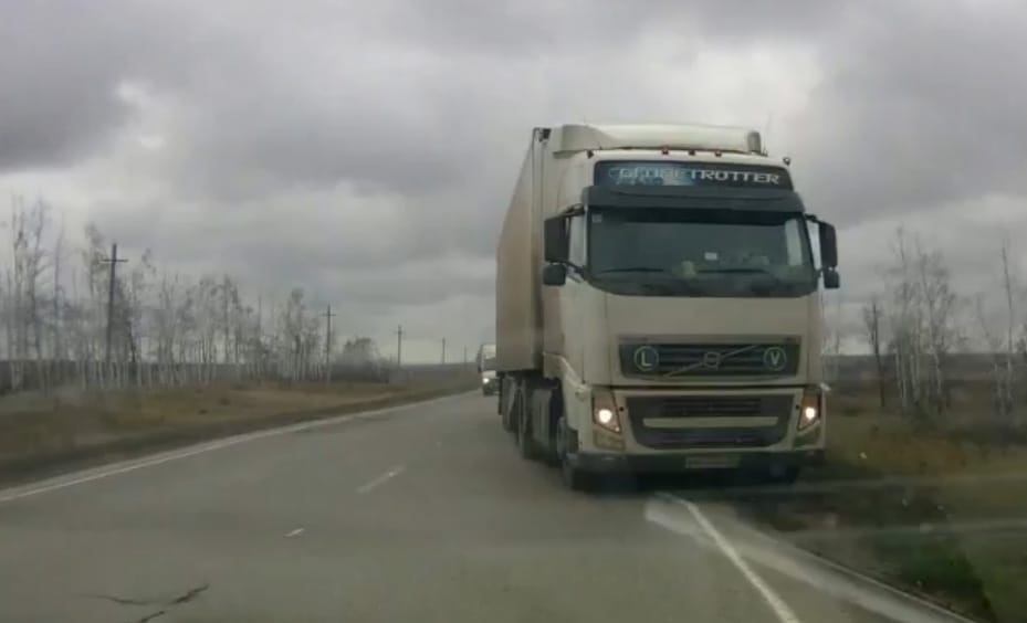 Minden autós rémálmát rögzítette egy fedélzeti kamera – videó