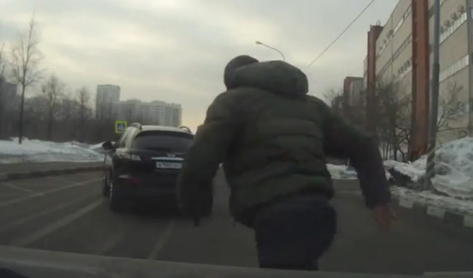 Így kell égni: fegyvert rántott a sofőr, elgurult az Infinitije - videó
