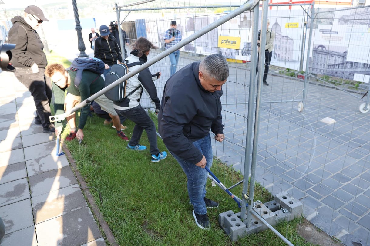 Kordonbontás volt kedd reggel a várban, a rendőrök mindenkit igazoltattak