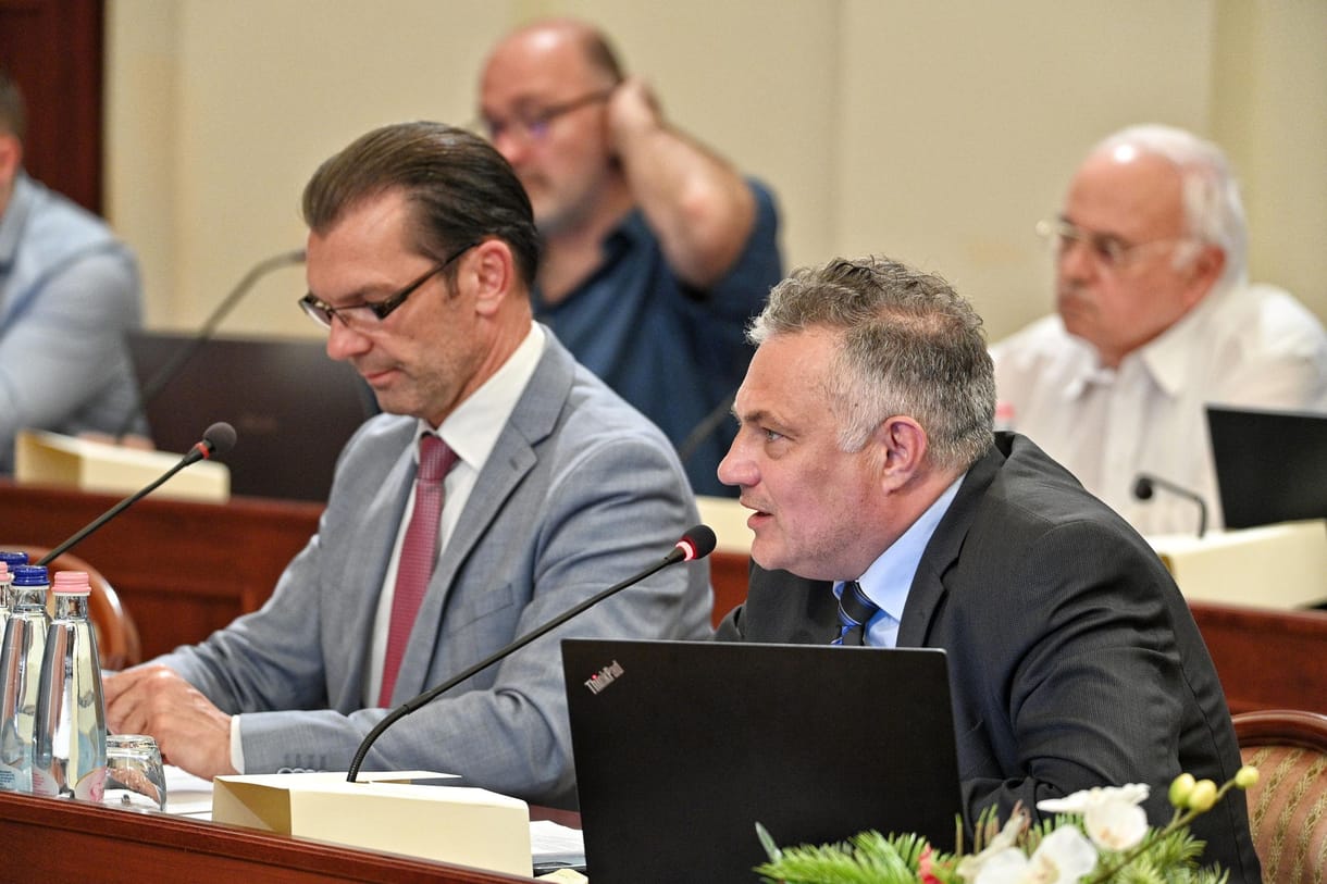 Keményen nekiment a főváros vezetésének a DK
