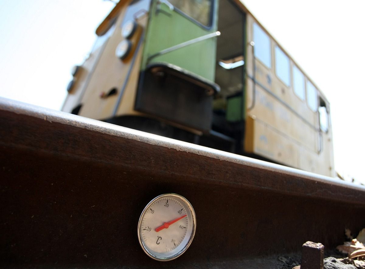 Eltört a sín, elromlott a biztosító: több helyen is késnek a vonatok