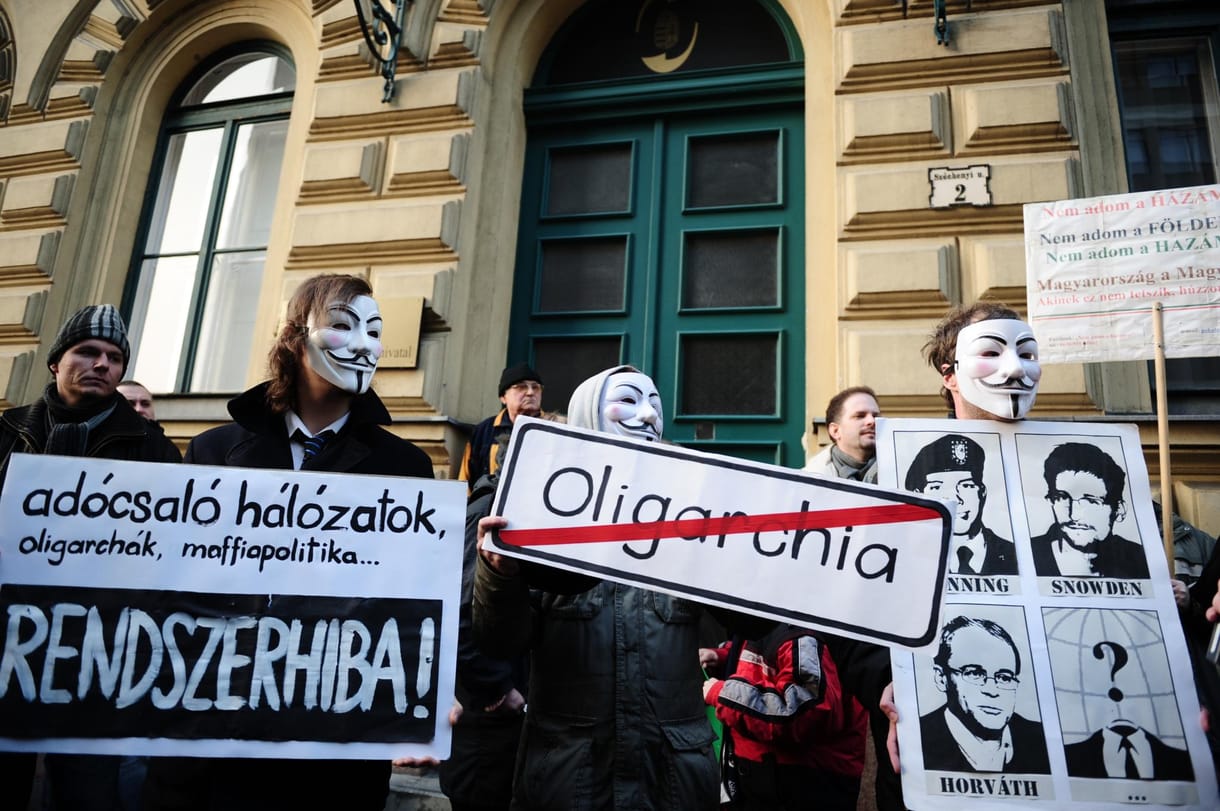 Zöld dossziés civilek tüntettek a NAV-botrány kivizsgálásáért