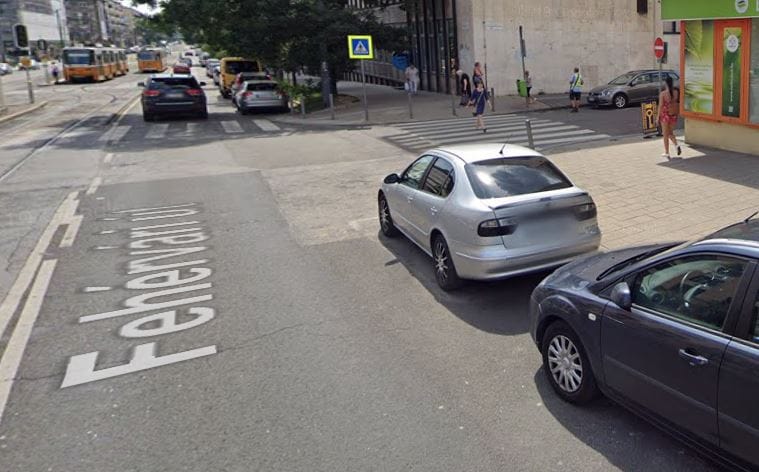 Sárga villogóval bárhol lehet parkolni?