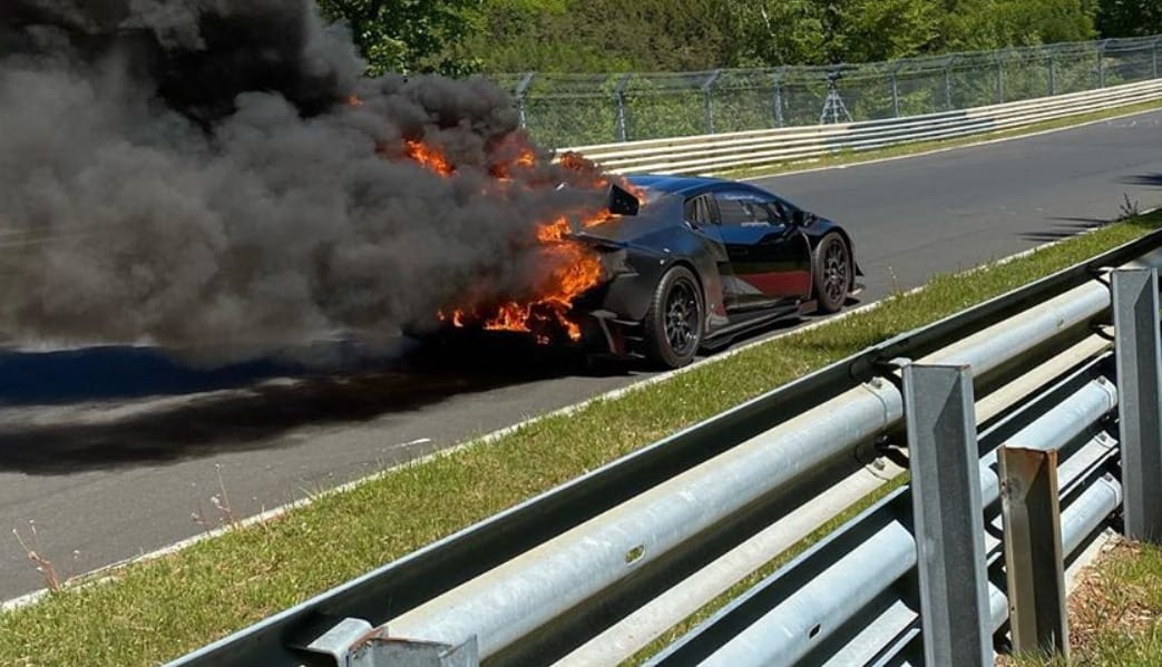 Lángba borult a Nürburgringen egy prototípus Lamborghini