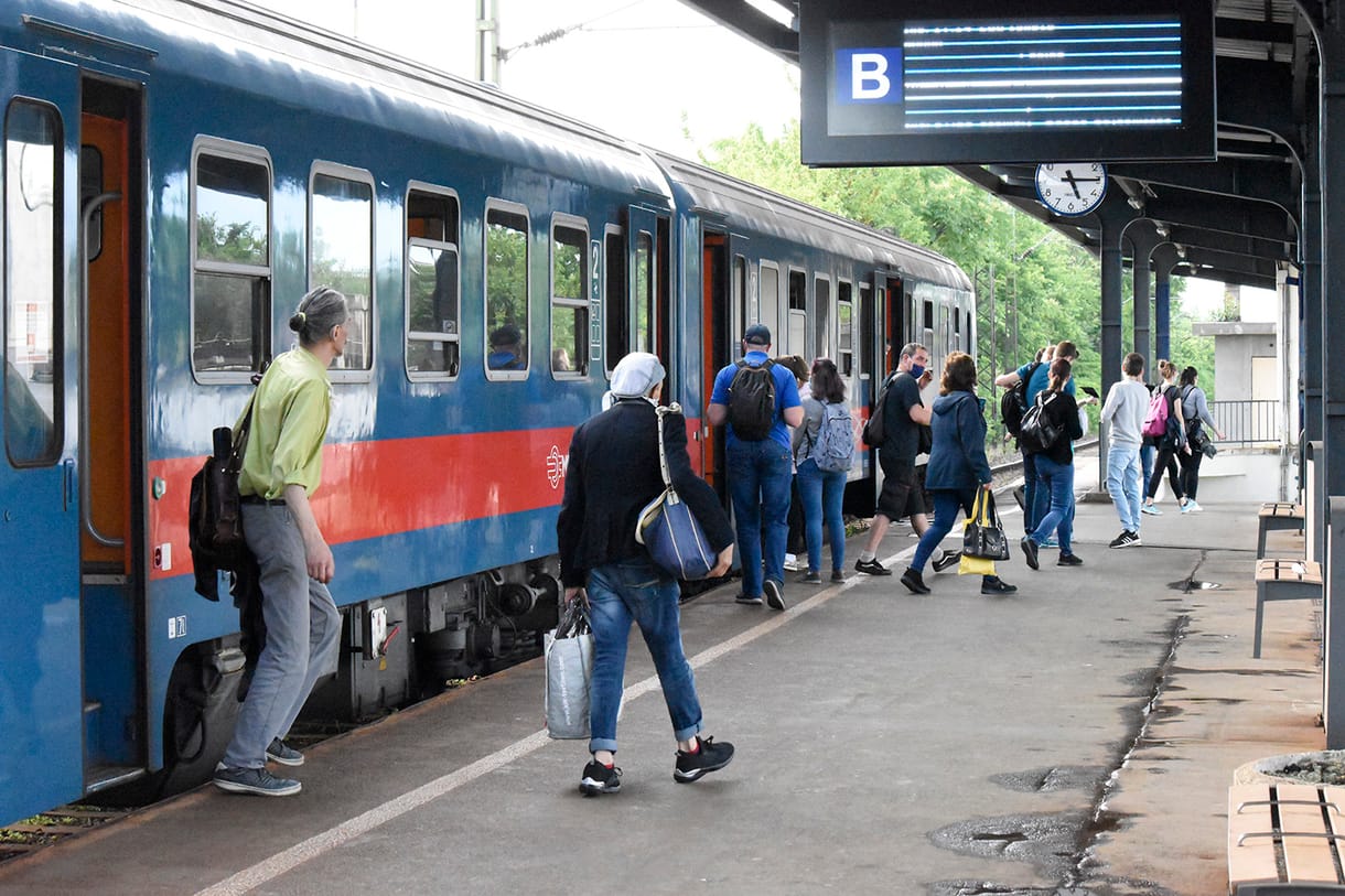 Mától leszállítják a maszk nélkül utazókat a vonatokról és a volánbuszokról