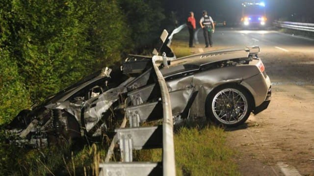 Szalagkorlát alá fúródott egy Lamborghini, meghalt a sofőr – fotók