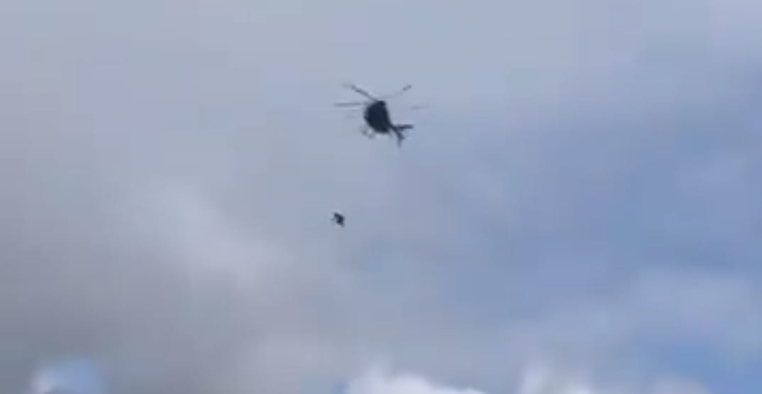 Ernyő nélkül ugrott ki egy helikopterből 40 méter magasról