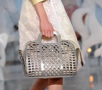 Ismét egy formabontó Louis Vuitton táska, most logók nélkül