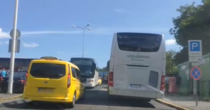 Elegük lett a turistabuszokból az I. kerületieknek