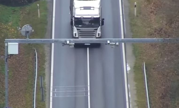 Videó: Ilyen egyszerűen játsszák ki a százezres bírságokat a teherautósok? 