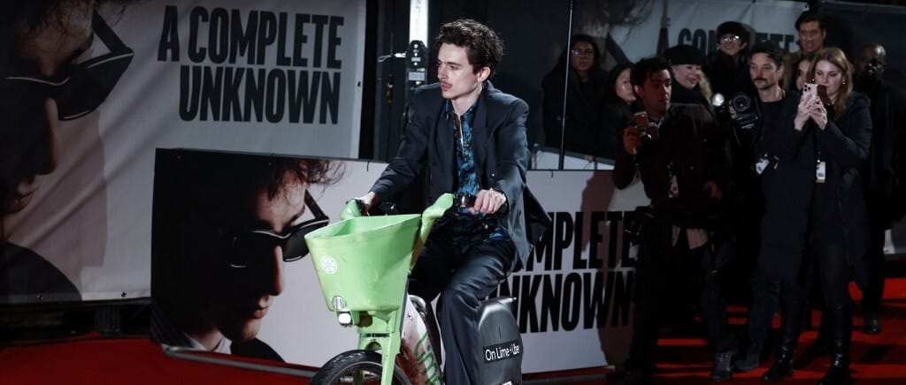 Timothée Chalamet egy közbringán érkezett a Bob Dylan-film premierjére, de megbírságolták, mert rosszul parkolta le