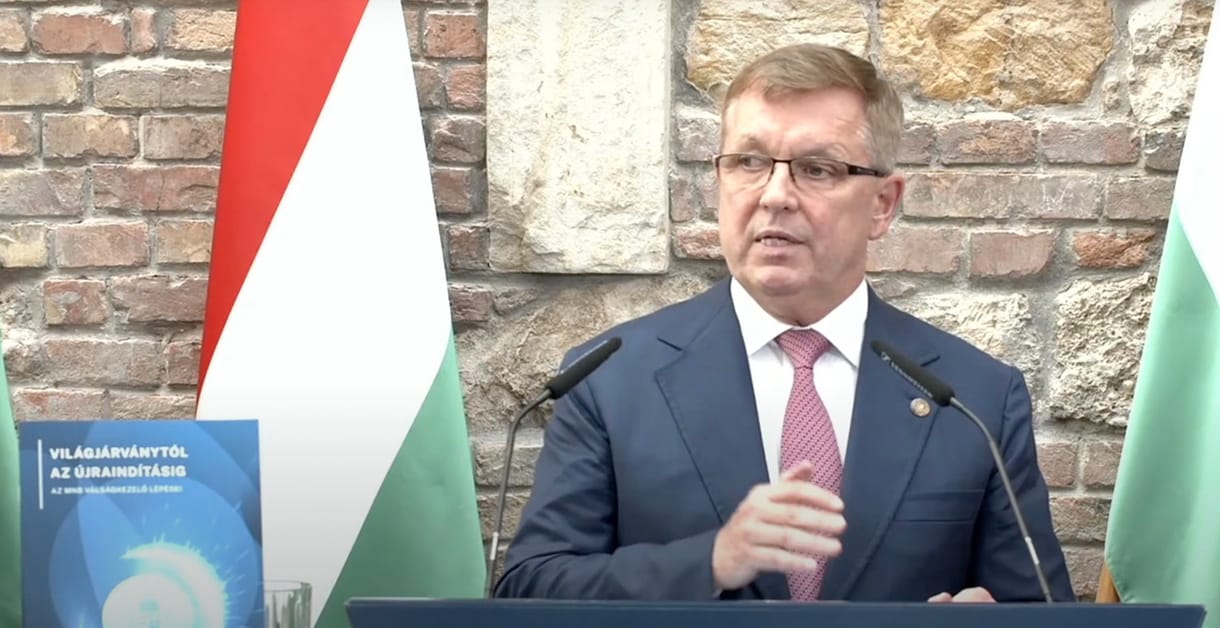 Matolcsy György fociba csomagolta a kritikáit – vajon kinek a kedvéért?