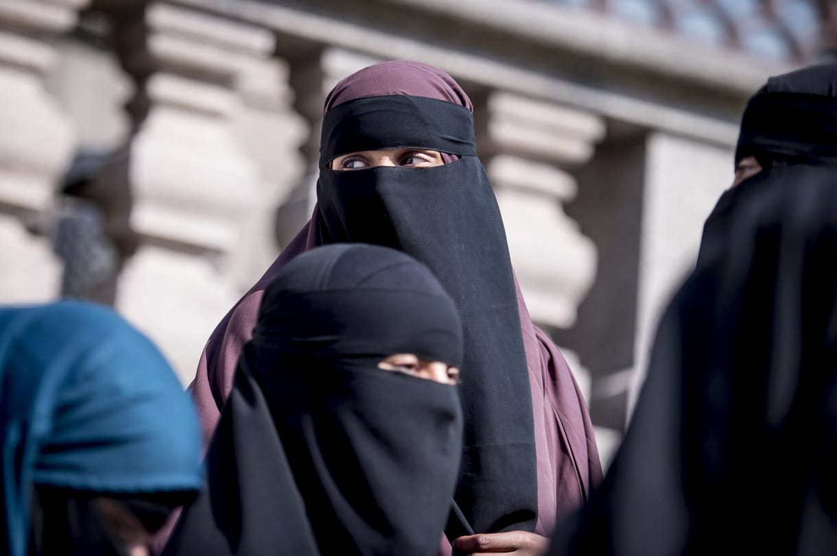Megszavazták Svájcban, hogy ne lehessen arcot eltakaró ruhadarabot viselni