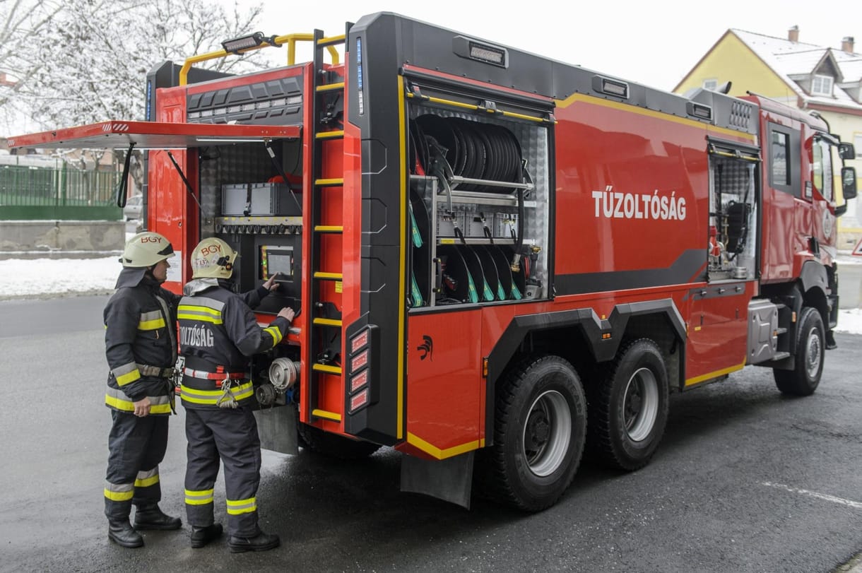 Kigyulladt egy furgon az M3-ason