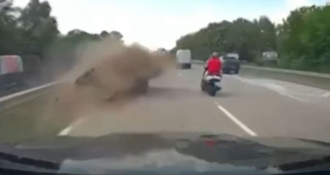 Hatalmas baleset lett egy büntetőfékezésből, a vétkes sofőr elmenekült – videó